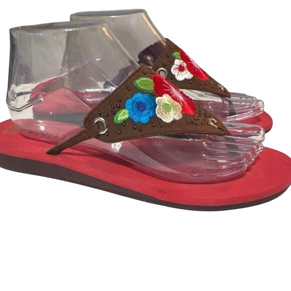 Soluna embroidered flip flops. New without tags womens size XL (9.5 to 10.5) - Picture 2 of 9